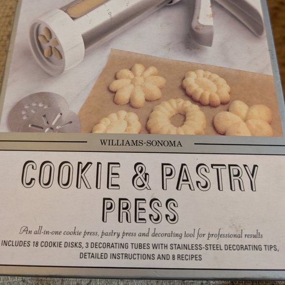 LIKE NEW Williams Sonoma Cookie and Pastry Press - Picture 2 of 11